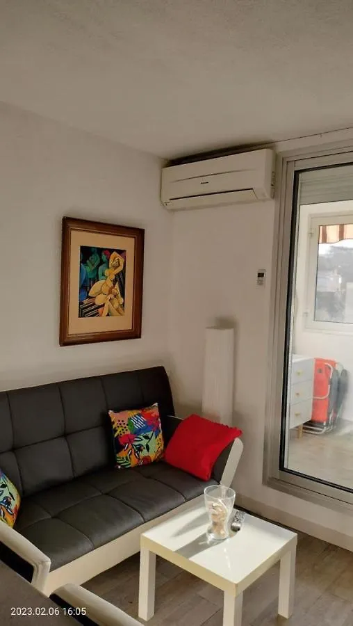 Апартаменты Entre St-Raphael Et St-Tropez. Studio Pieds Dans L'Eau, A Partir De 600 Euros/Semaine. Сен-Глф